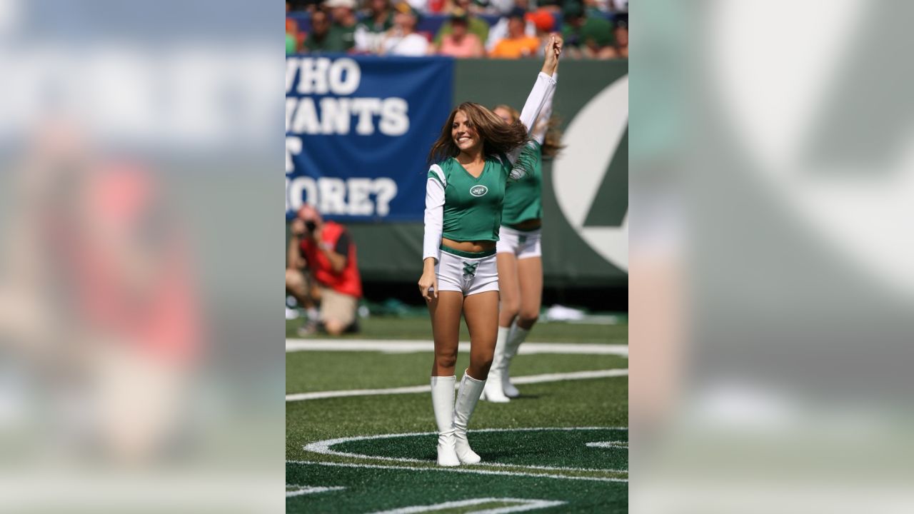 Jets 'Flight Crew' Cheerleaders' Wages Kept Grounded, Suit Says