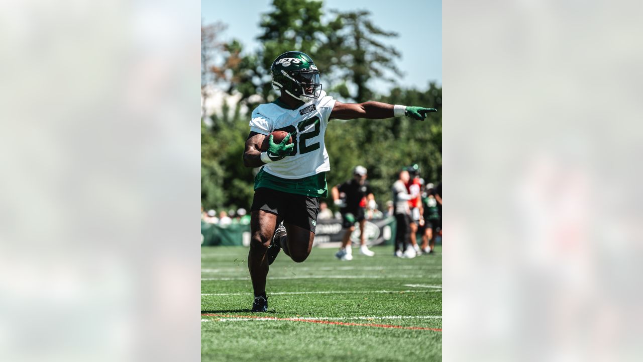 Notebook  Jets HC Robert Saleh Assesses the Guardian Helmet