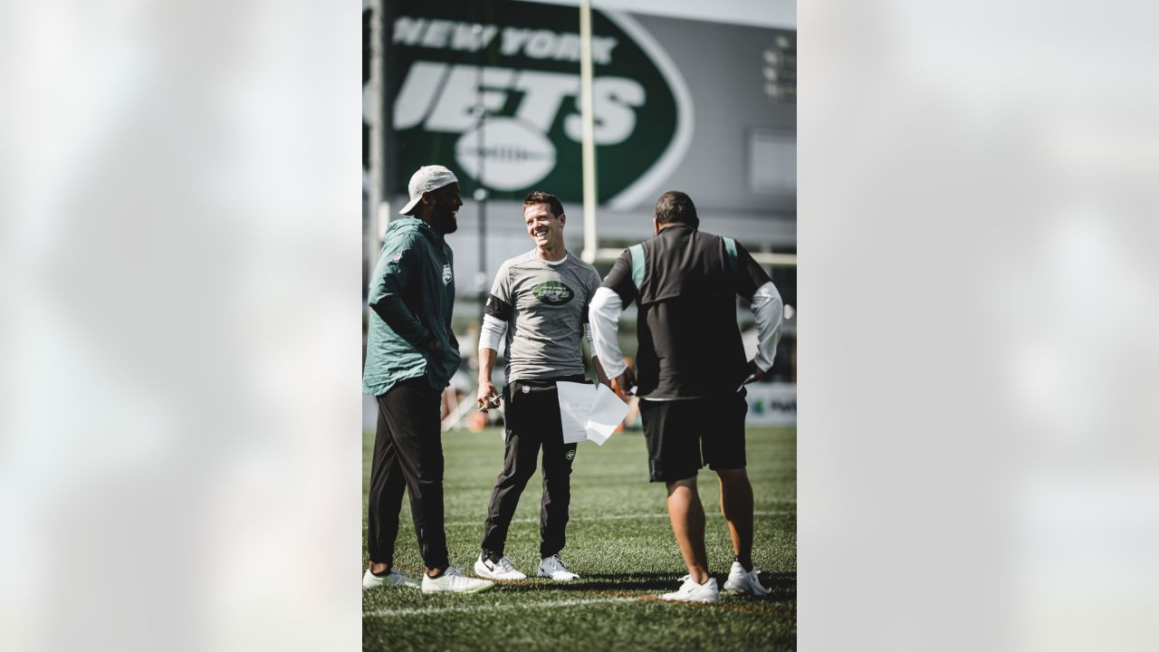 New York Jets guard Isaiah Williams (72) walks off the field after an NFL  pre-season game against the Philadelphia Eagles, Friday, Aug. 12, 2022, in  Philadelphia. (AP Photo/Rich Schultz Stock Photo - Alamy