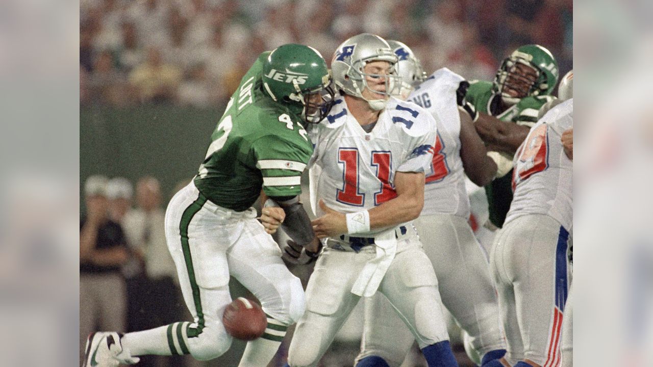 New York Jets Al Toon, dark jersey, is tackled by New England Patriots Fred  Marion, left, and Ernest Gibson during first quarter action at Sullivan  Stadium, Foxboro, Mass., Oct. 12, 1986. (AP