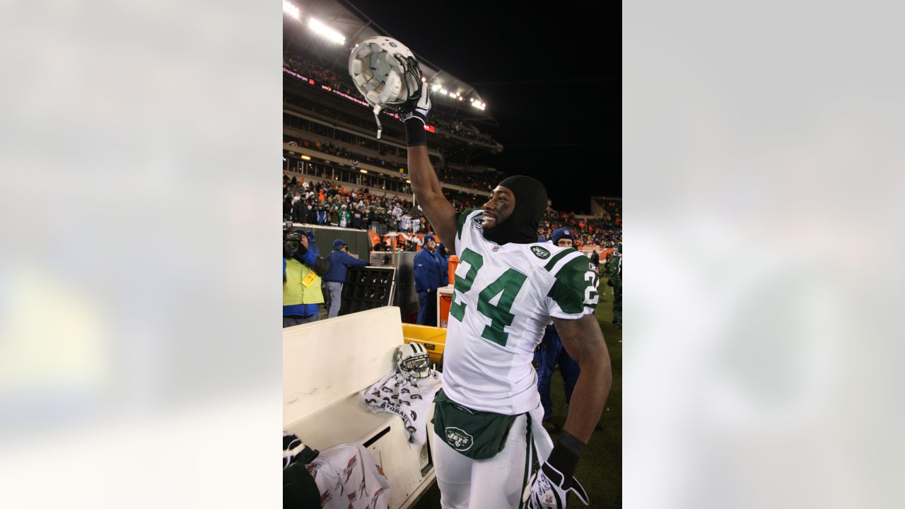 New York Jets Darrelle Revis plays defense on Cincinnati Bengals