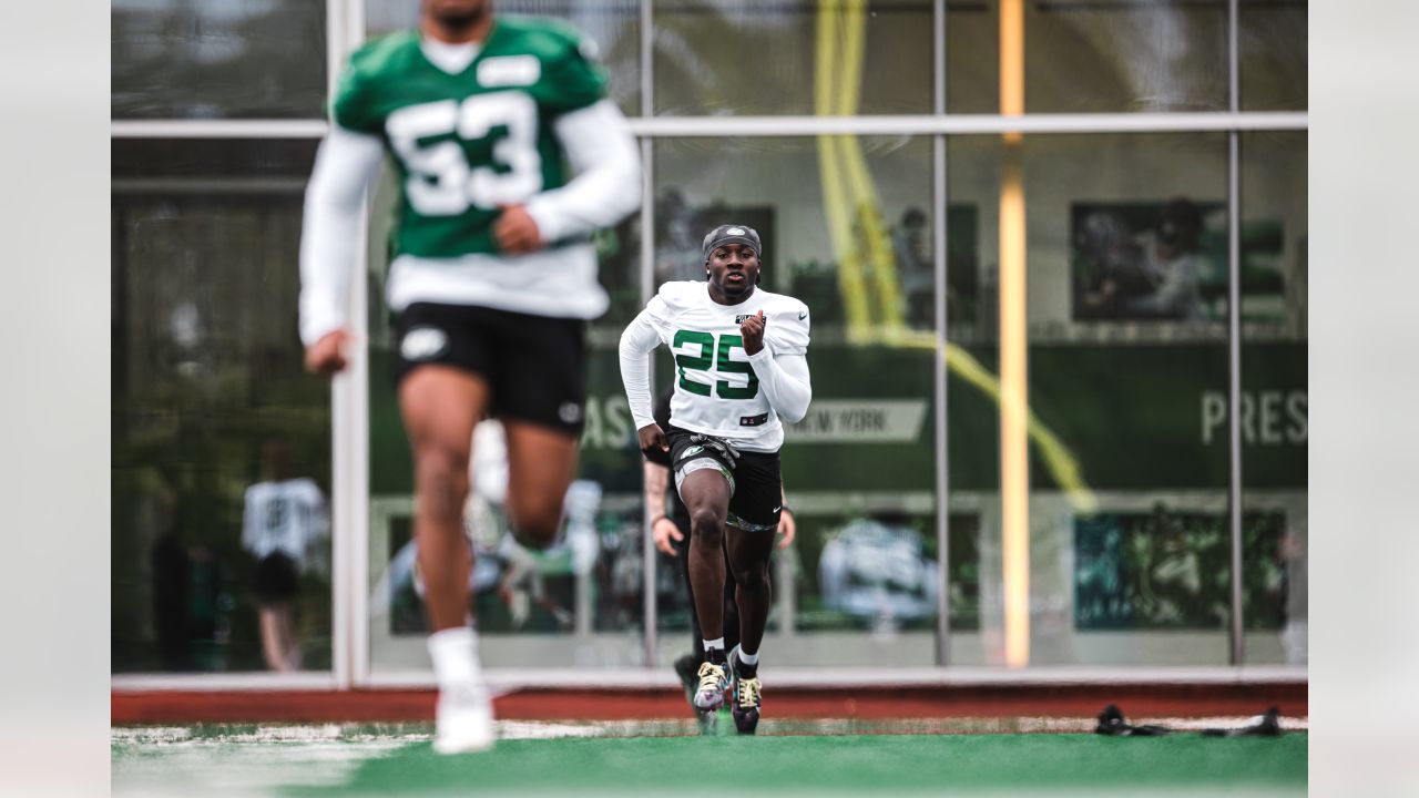 Jets RB Breece Hall supports Wichita flag football league