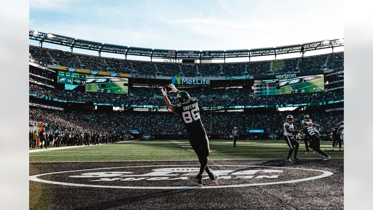 File:Service members unfurl flag at NY Jets first home game at new