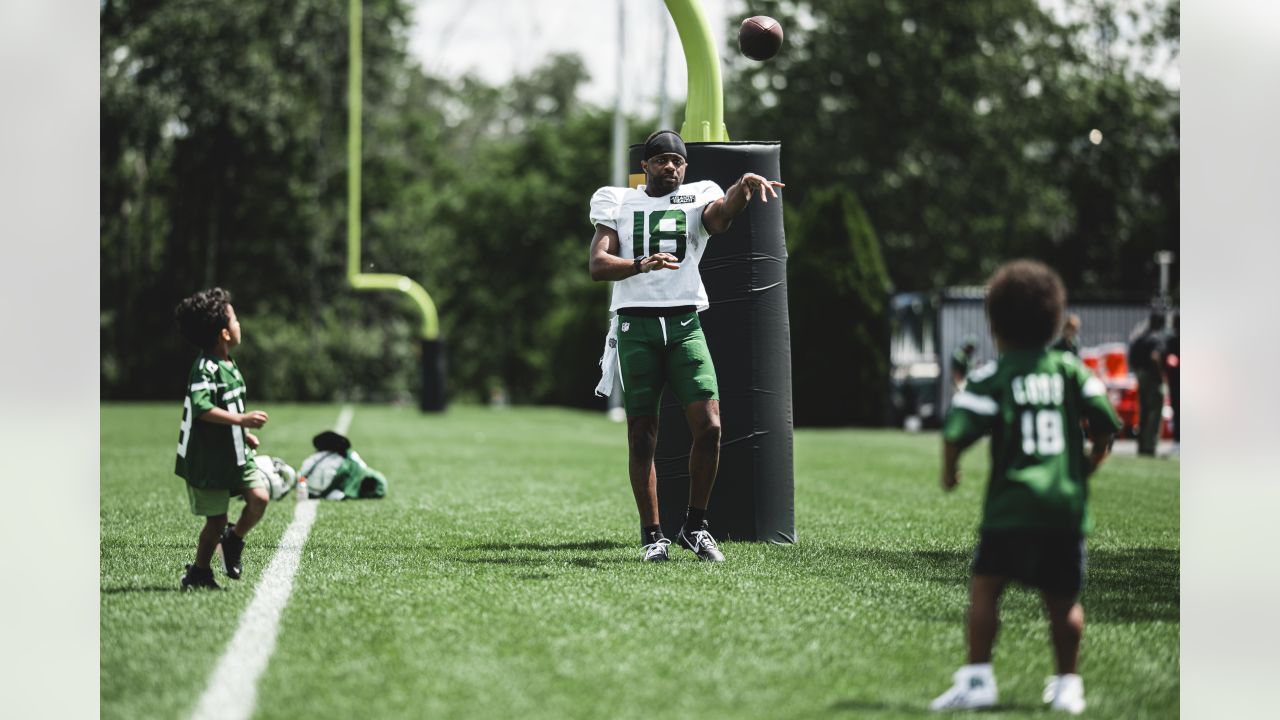 Aaron Rodgers forced to wear Auburn jersey by C.J. Uzomah after