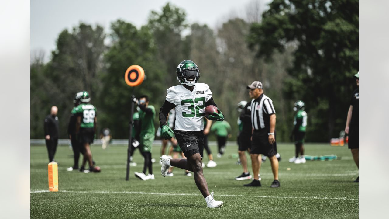 Jets RB Breece Hall supports Wichita flag football league