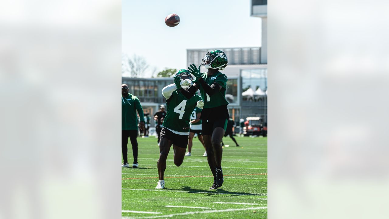 Notebook  Jets HC Robert Saleh Assesses the Guardian Helmet