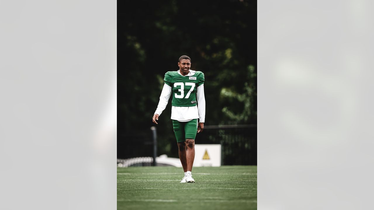 New York Jets rookie OL Cameron Clark receiving some first-team reps