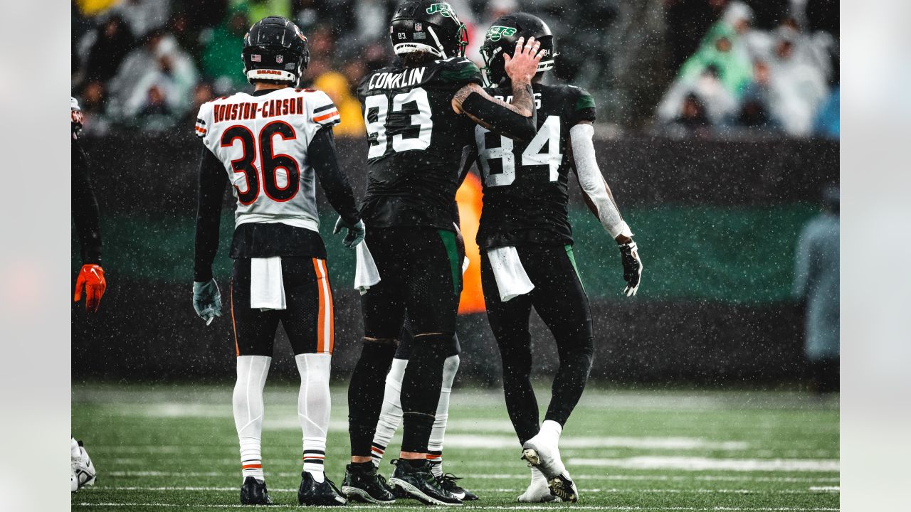 Mike White stabilizes Jets' playoff push with rainy win over Bears