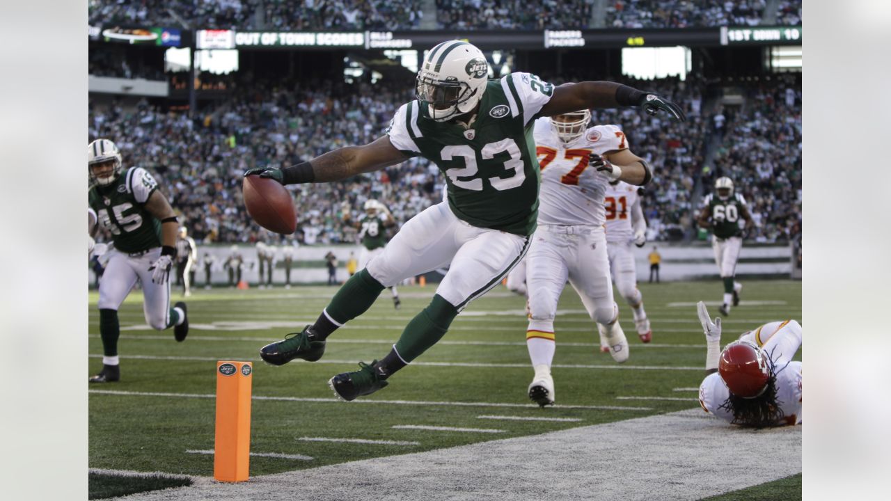 New York Jets running back Shonn Greene (23) breaks away from