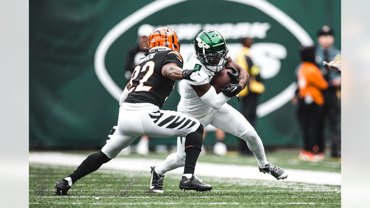 East Rutherford, New Jersey, USA. 25th Sep, 2022. New York Jets cornerback  Sauce Gardner (1) breaks up a pass intended for Cincinnati Bengals wide  receiver Ja'Marr Chase (1) during a NFL game