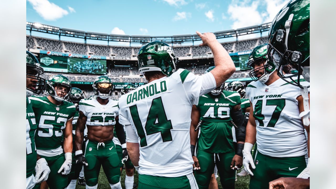 The New York Jets prepare line up on the line of scrimmage against