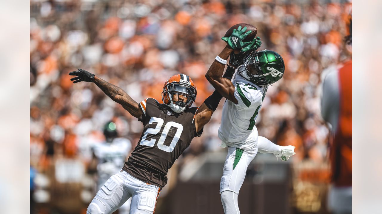 New York Jets cornerback Sauce Gardner (1) lines up for a play during an  NFL football game against the Cleveland Browns, Sunday, Sept. 18, 2022, in  Cleveland. (AP Photo/Kirk Irwin Stock Photo - Alamy