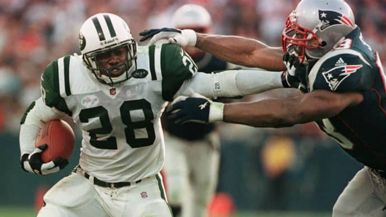 New York Jets Al Toon, dark jersey, is tackled by New England Patriots Fred  Marion, left, and Ernest Gibson during first quarter action at Sullivan  Stadium, Foxboro, Mass., Oct. 12, 1986. (AP