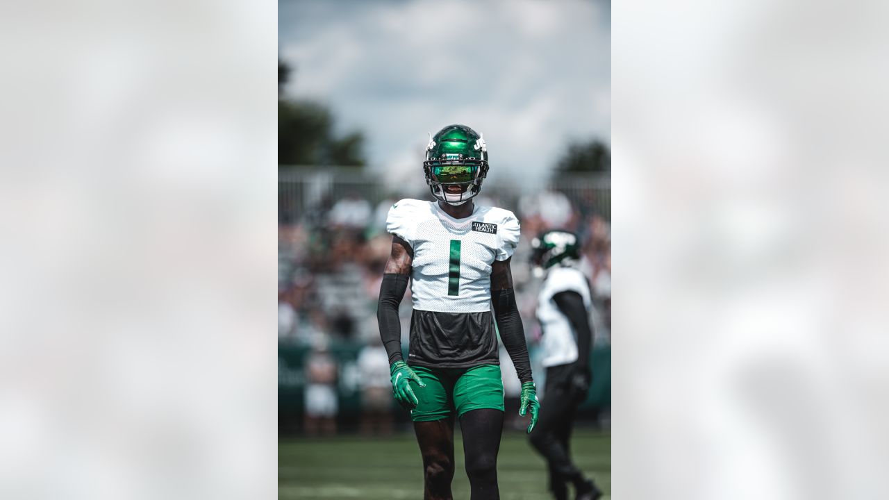 New York Jets linebacker Jamien Sherwood (44) runs against the Chicago Bears  during an NFL football game Sunday, Nov. 27, 2022, in East Rutherford, N.J.  (AP Photo/Adam Hunger Stock Photo - Alamy