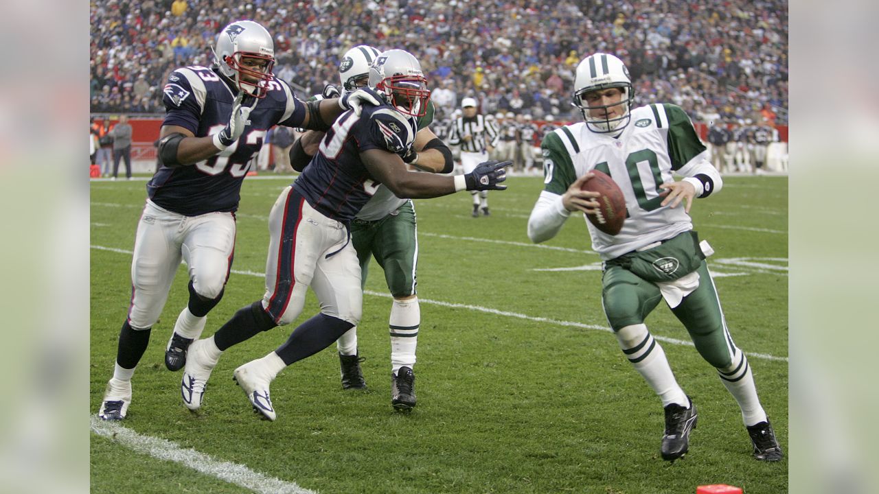 New York Jets Al Toon, dark jersey, is tackled by New England Patriots Fred  Marion, left, and Ernest Gibson during first quarter action at Sullivan  Stadium, Foxboro, Mass., Oct. 12, 1986. (AP