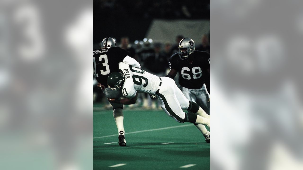 Jets Retire Dennis Byrd's Number 90 - CBS New York