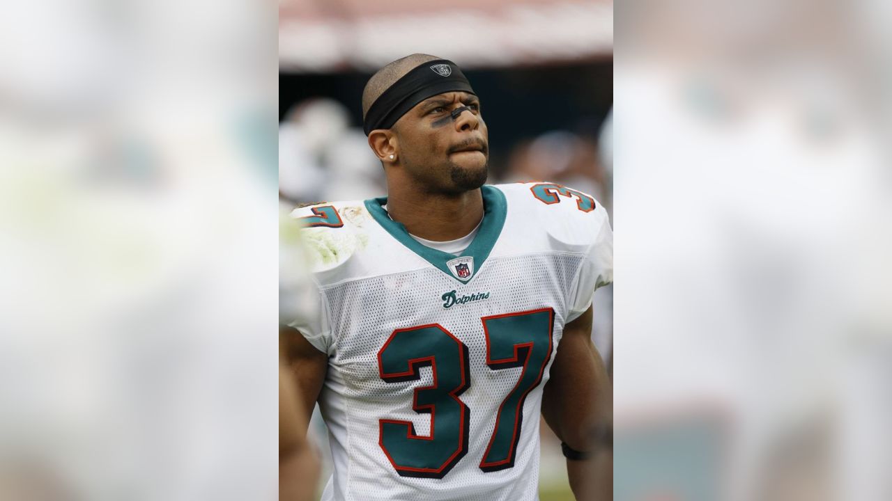 Yeremiah bell 37 miami dolphins hi-res stock photography and