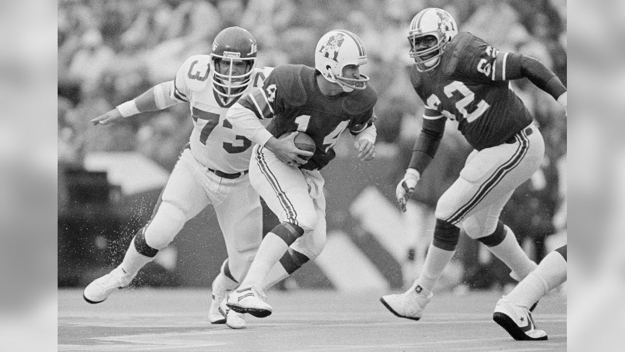 New York Jets Al Toon, dark jersey, is tackled by New England Patriots Fred  Marion, left, and Ernest Gibson during first quarter action at Sullivan  Stadium, Foxboro, Mass., Oct. 12, 1986. (AP