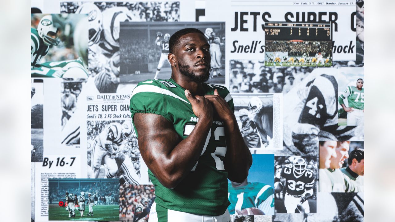 July 29, 2022, Florham Park, New Jersey, USA: New York Jets' guard Laken  Tomlinson (78) and offensive linemen Max Mitchell (61) playfully exchange a  handoff before practice during Jets training camp at