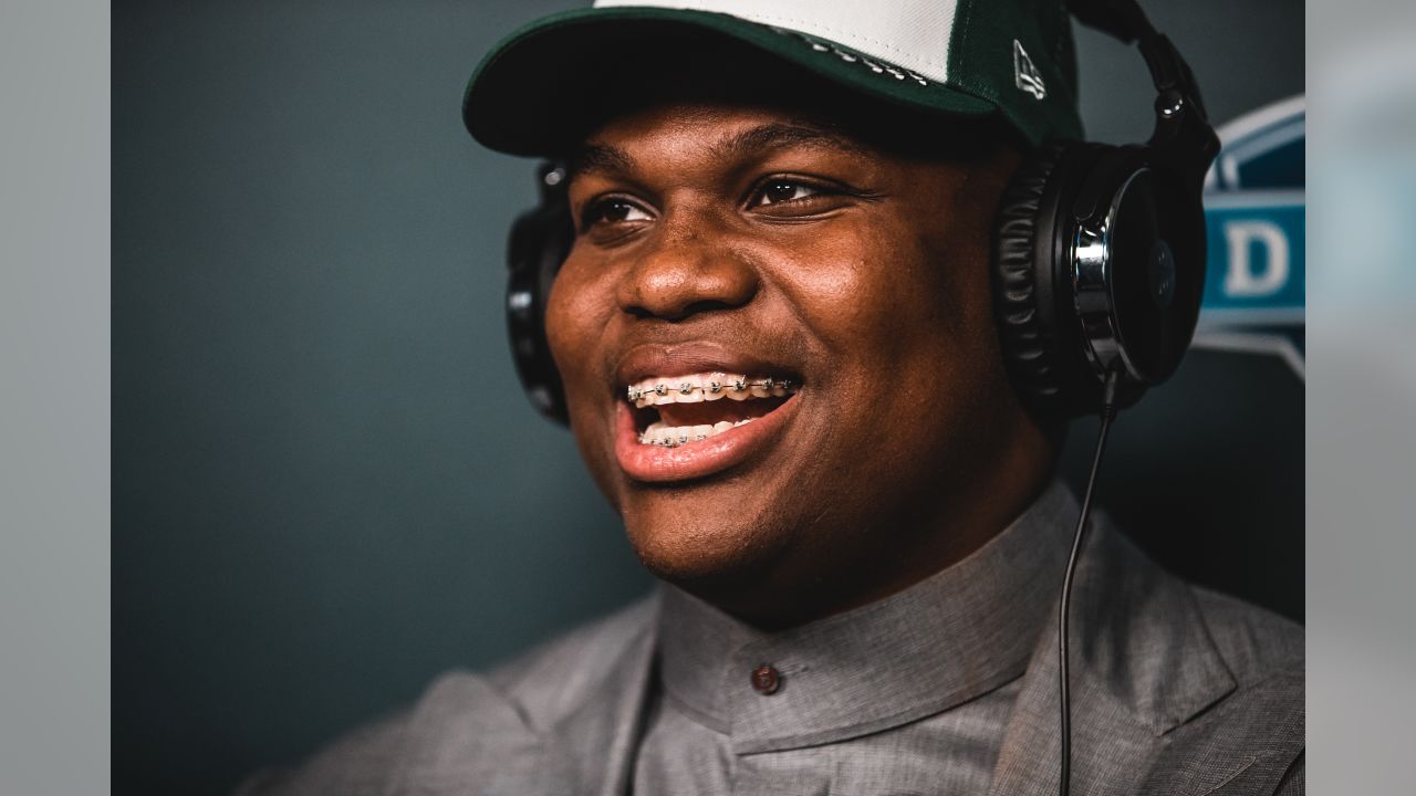 Quinnen Williams Latest Social Media Activity Suggests He's Unhappy With  How Contract Negotiations With The Jets Are Going - Daily Snark