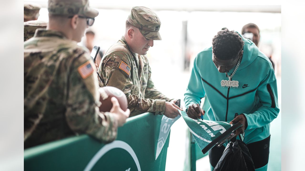 DVIDS - Images - New York Jets' Salute to Service Game [Image 2 of 15]