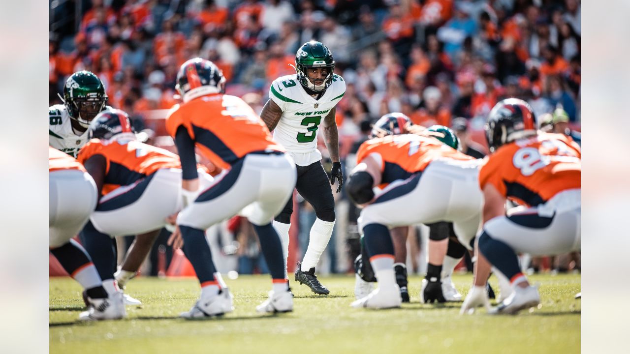 East Rutherford, New Jersey, USA. 3rd Nov, 2021. Cincinnati Bengals free  safety Brandon Wilson (40) and cornerback Jalen Davis (35) look to block  New York Jets defensive back Justin Hardee (34) at