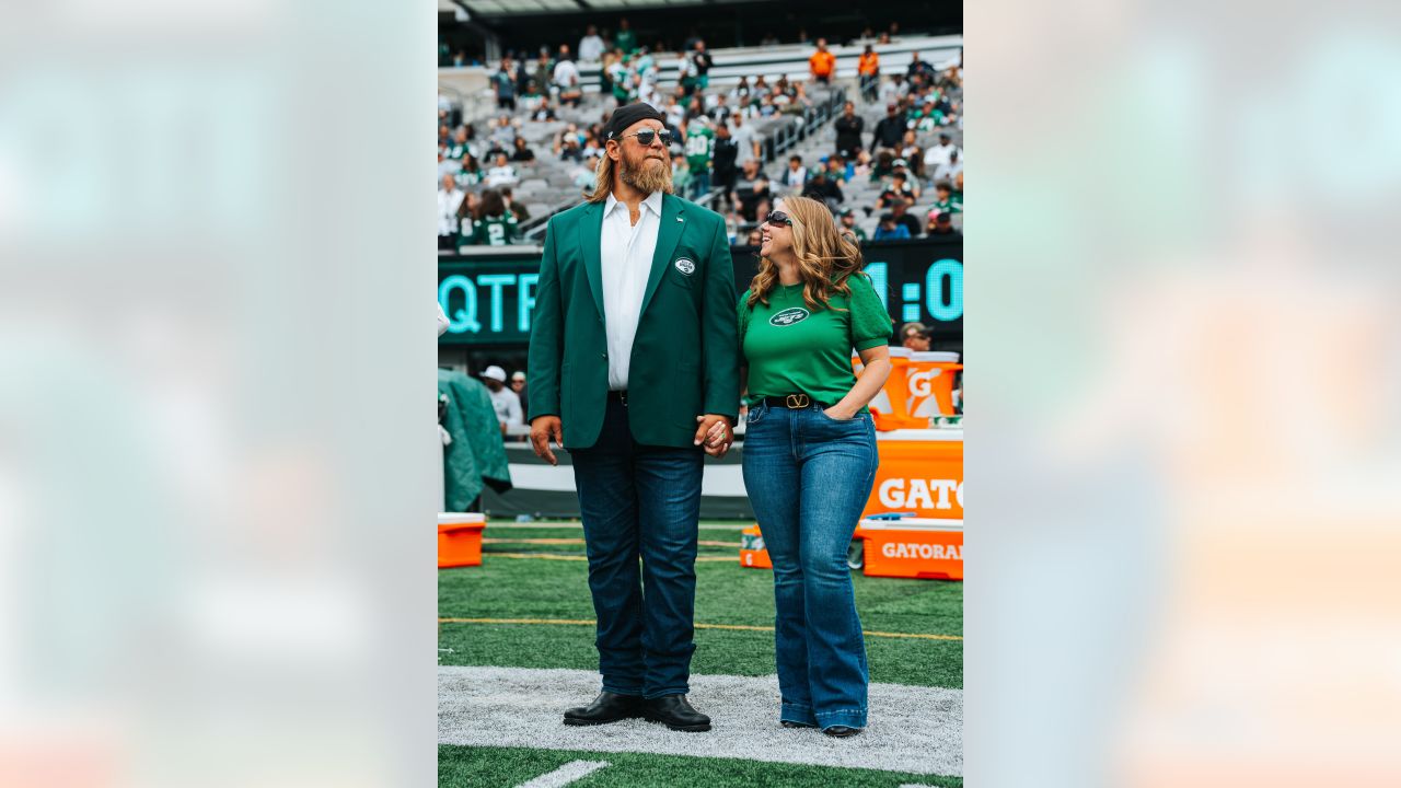 September 25, 2022, East Rutherford, New Jersey, USA: Former New York Jets  player Nick Mangold is honored during a Ring of Honor ceremony during  halftime of an NFL football game between the