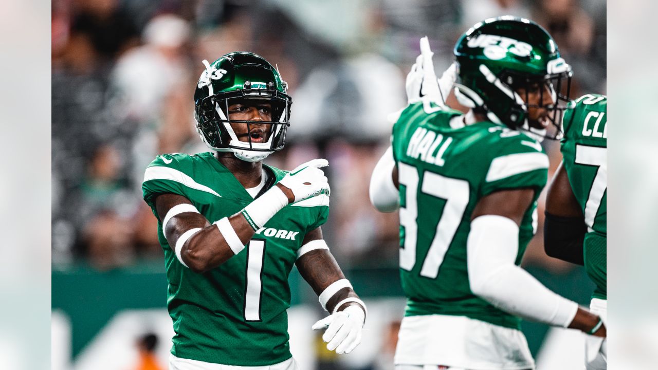 New York Jets wide receiver Garrett Wilson (17) practices before a  preseason NFL football game against the New York Giants, Sunday, Aug. 28,  2022, in East Rutherford, N.J. (AP Photo/Adam Hunger Stock