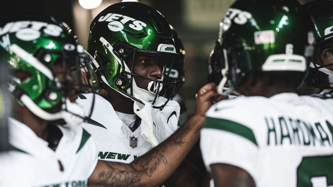 Jets Receivers Present Garrett Wilson with Pepsi Rookie of the Week Belt, The New York Jets