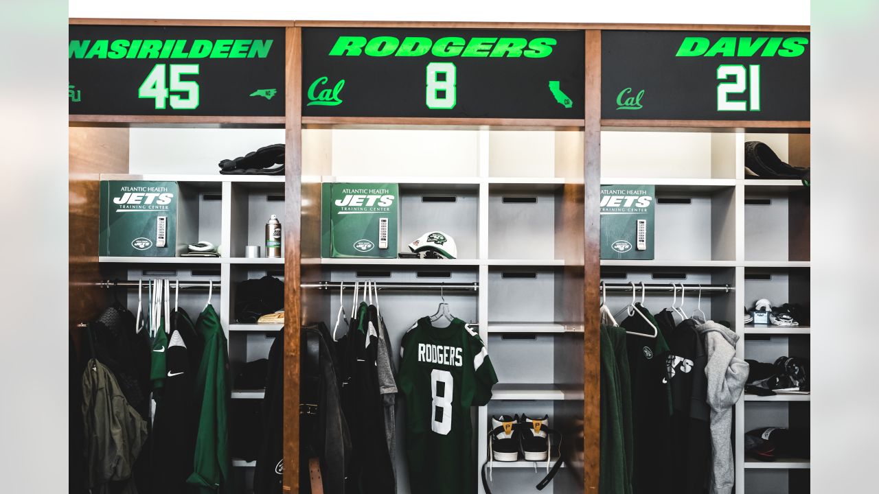 Aaron Rodgers in NY Jets Uniform wearing 8large Heavy 