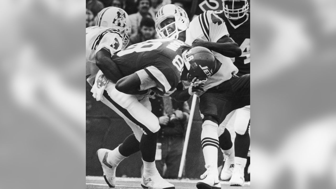 New York Jets Al Toon, dark jersey, is tackled by New England