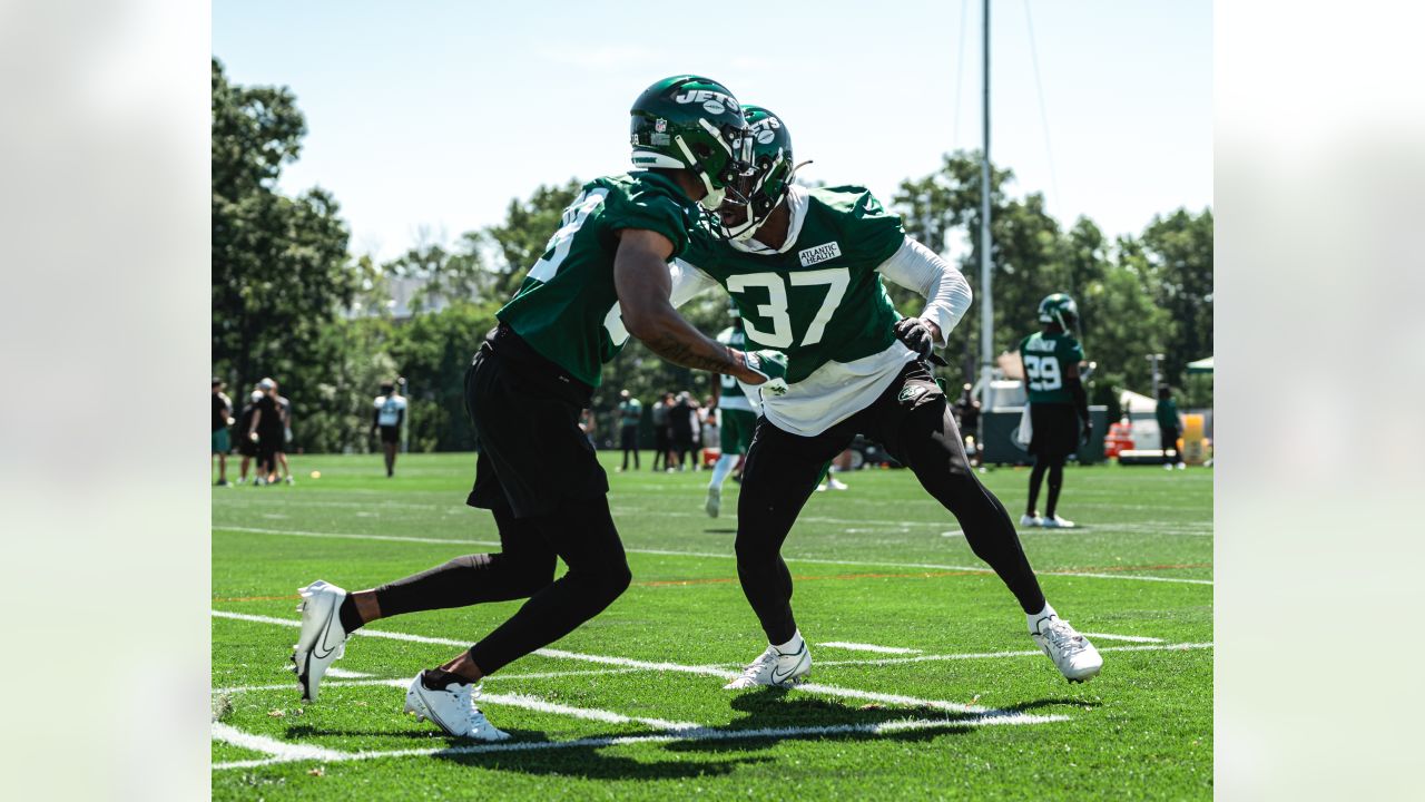 Notebook  Jets HC Robert Saleh Assesses the Guardian Helmet