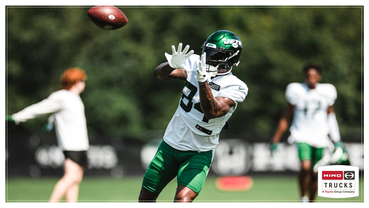 New York Jets Cornerback Stretches before Training Editorial Photography -  Image of anticipating, celebrity: 10665052