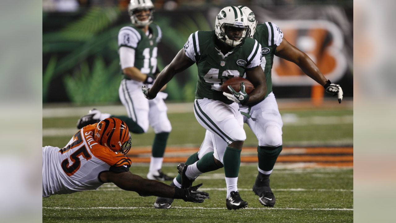 Cincinnati Bengals quarterback Carson Palmer (9) passes against the New  York Jets during the first quarter of their wild card playoff game at Paul  Brown Stadium in Cincinnati, OH., on January 9