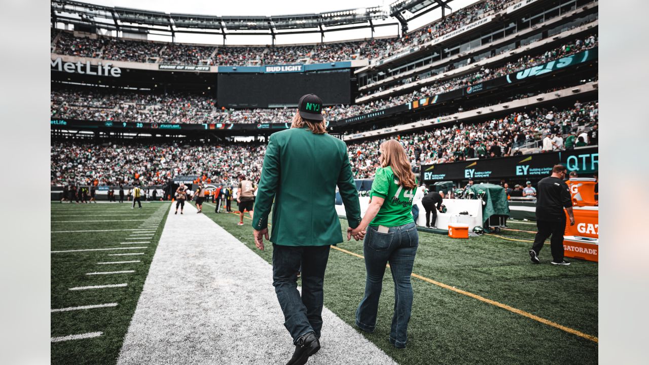 September 25, 2022, East Rutherford, New Jersey, USA: Former New York Jets  player Nick Mangold is honored during a Ring of Honor ceremony during  halftime of an NFL football game between the