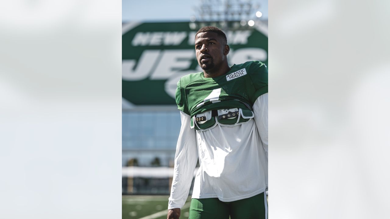 New York Jets defensive end Solomon Thomas (94) waits with teammates  against the New England Patriots during an NFL football game Sunday, Oct. 30,  2022, in East Rutherford, N.J. (AP Photo/Adam Hunger