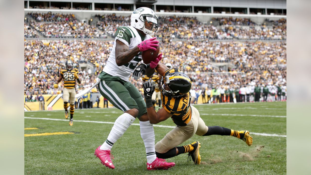 Jan. 23, 2011 - Pittsburgh, PENNSYLVANNIA, U.S - New York Jets linebacker  Jason Taylor (99) leaves the field after warm ups as the Jets get set to  take on the Steelers in