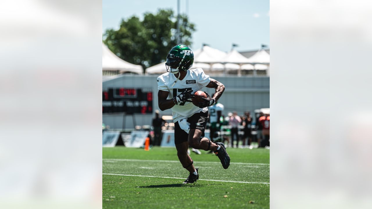 Notebook  Jets HC Robert Saleh Assesses the Guardian Helmet