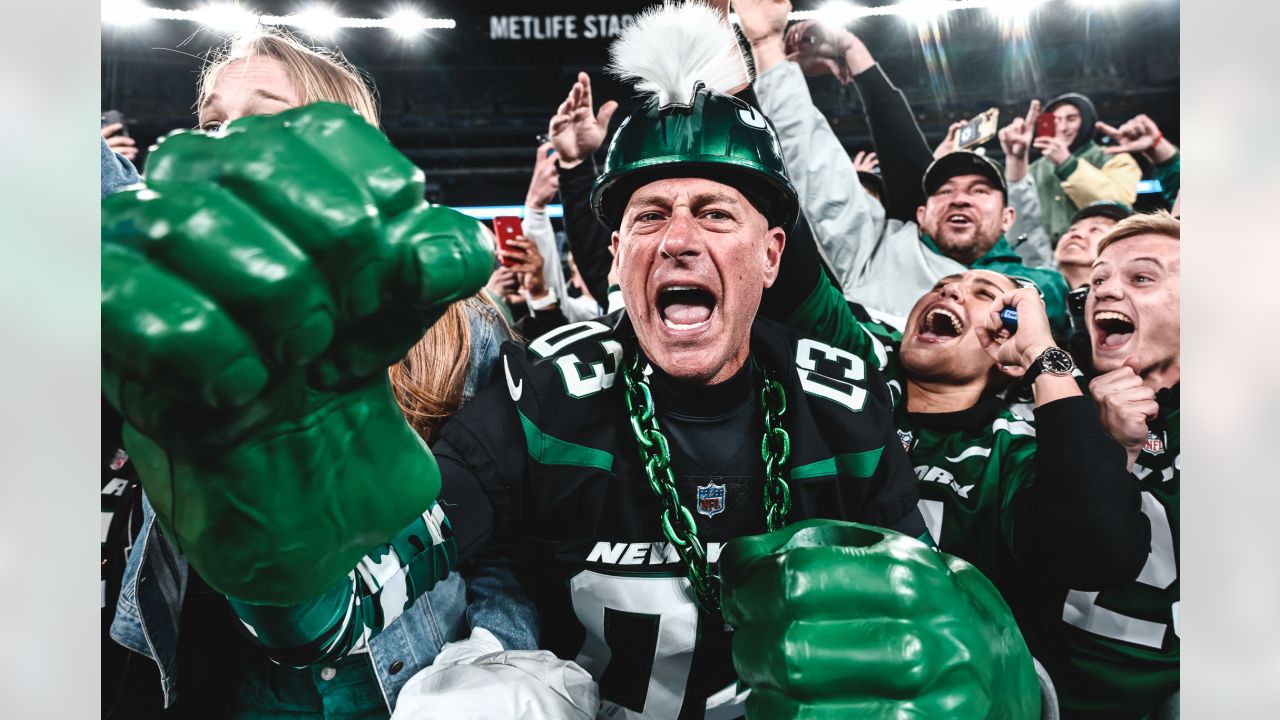 New York Jets fans celebrate during the 2022 NFL Draft on Thursday, April  28, 2022, in Las Vegas. (AP Photo/Steve Luciano Stock Photo - Alamy