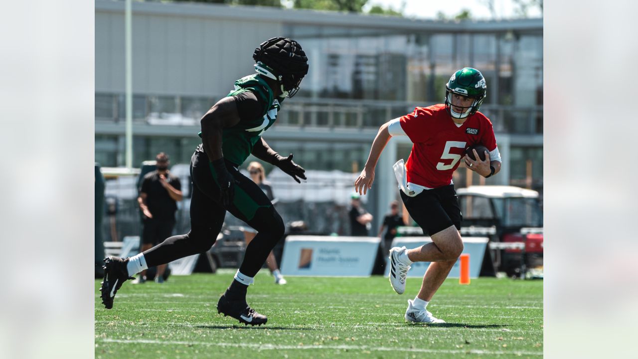 Notebook  Jets HC Robert Saleh Assesses the Guardian Helmet