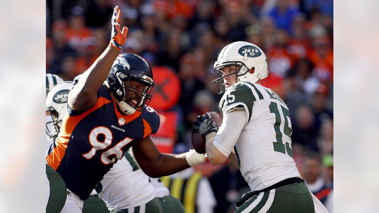 Quarterback Peyton Manning (18) hands off the ball on a running play to  Broncos running back Willis McGahee (23) – Denver Broncos History