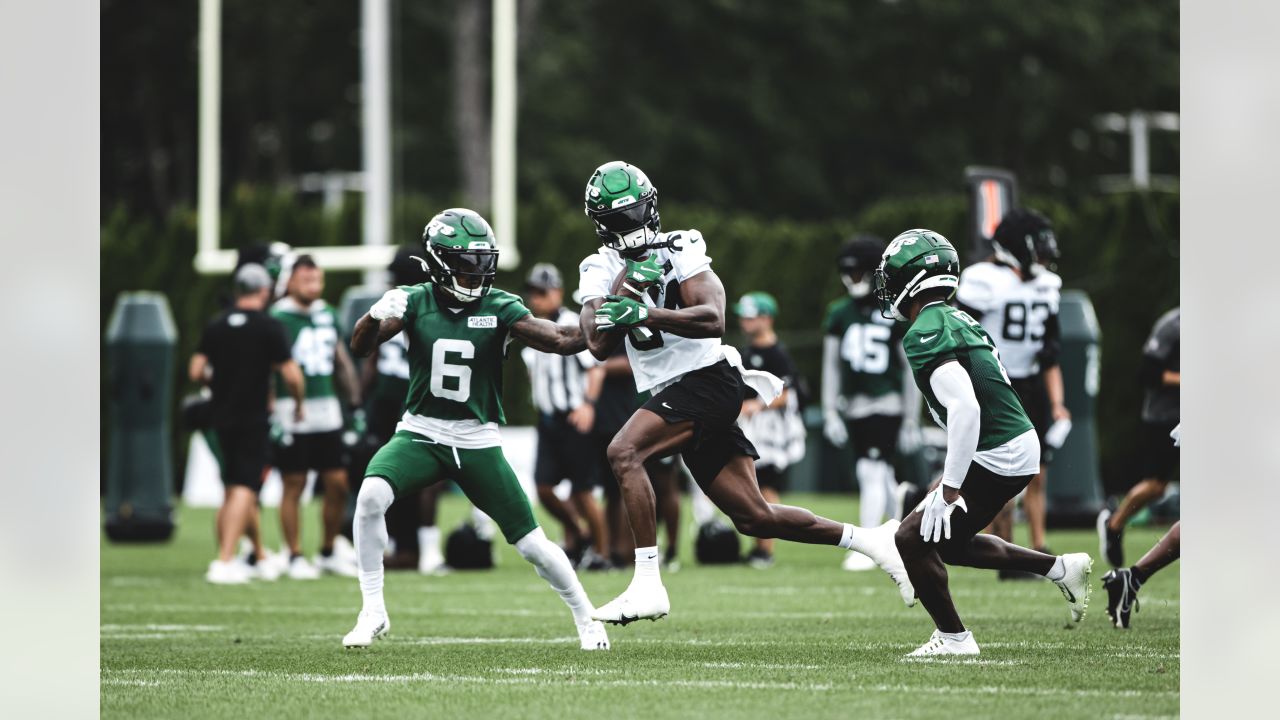 August 2, 2022, Florham Park, New Jersey, USA: New York Jets tackle George  Fant (76) warms