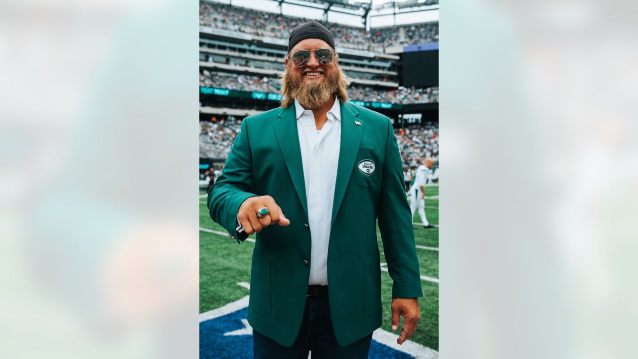 September 25, 2022, East Rutherford, New Jersey, USA: Former New York Jets  player Nick Mangold is honored during a Ring of Honor ceremony during  halftime of an NFL football game between the