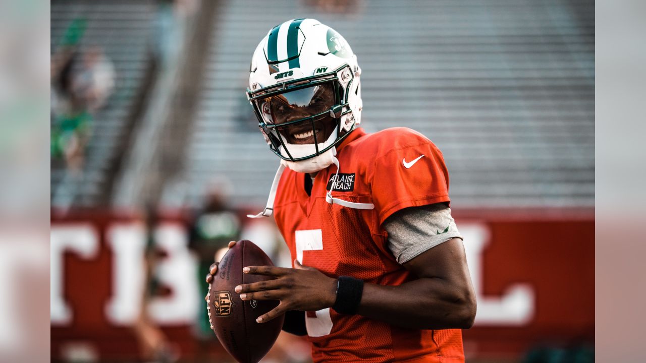 Landover, United States Of America. 13th Aug, 2018. New York Jets  quarterback Sam Darnold (14), right, signs an autograph for an unidentified  fan after participating in a joint training camp practice with