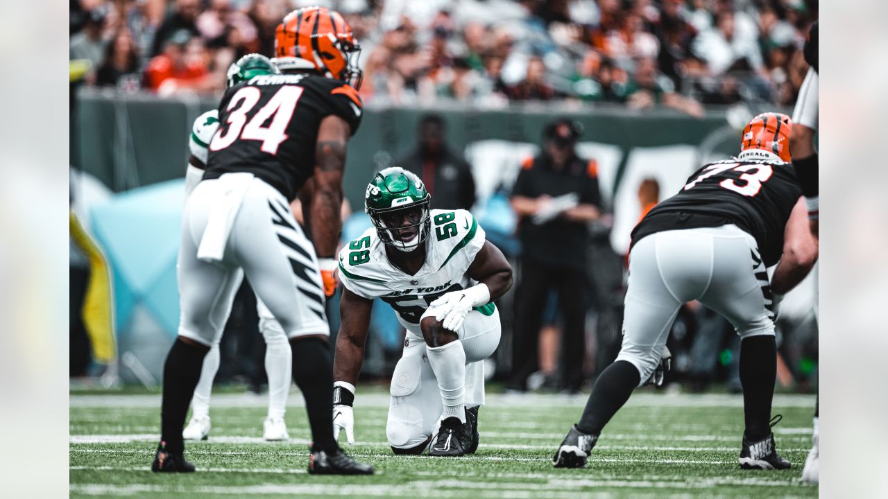 East Rutherford, New Jersey, USA. 25th Sep, 2022. New York Jets cornerback Sauce  Gardner (1) breaks up a pass intended for Cincinnati Bengals wide receiver  Ja'Marr Chase (1) during a NFL game