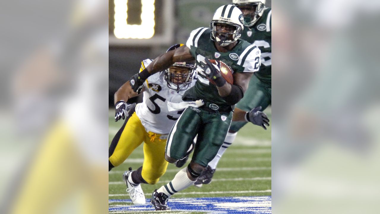 New York Jets running back Shonn Greene (23) breaks away from