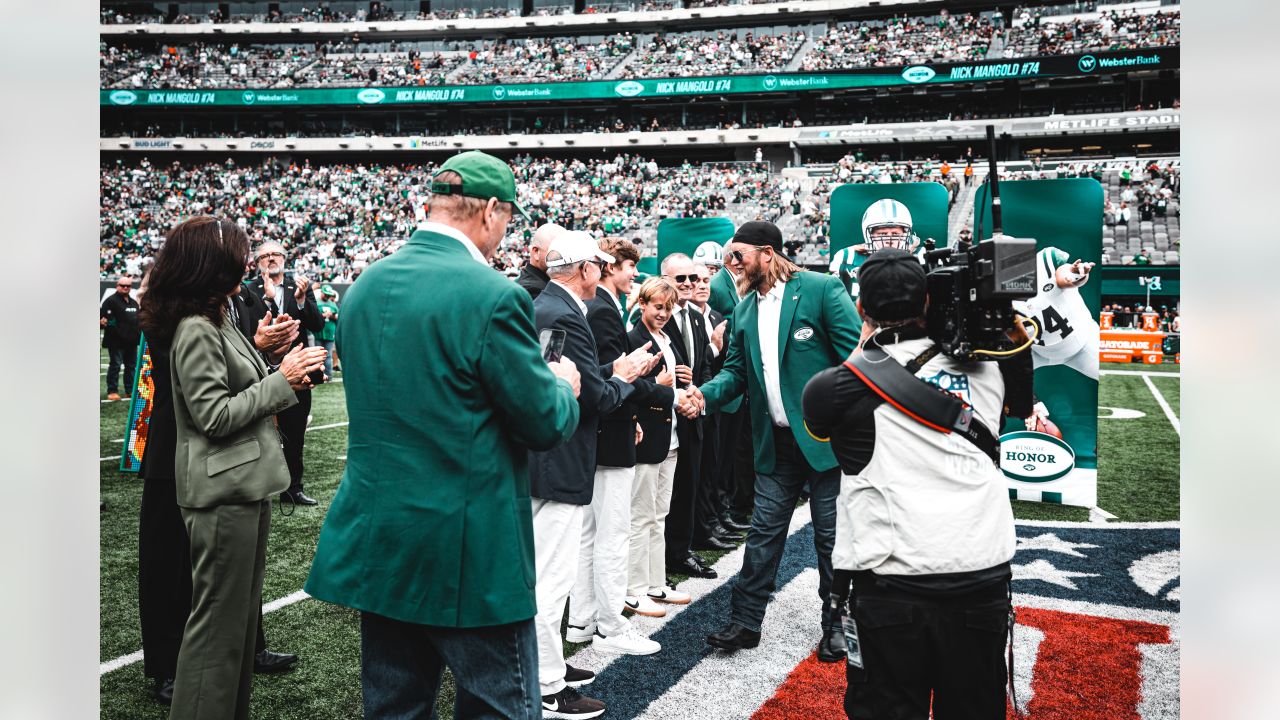 September 25, 2022, East Rutherford, New Jersey, USA: Former New York Jets  player Nick Mangold is honored during a Ring of Honor ceremony during  halftime of an NFL football game between the