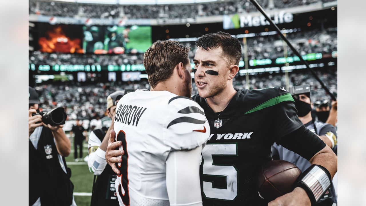 New York Jets quarterback Mike White (5) passes against the Cincinnati  Bengals during an NFL football game, Sunday, Oct. 31, 2021, in East  Rutherford, N.J. (AP Photo/Adam Hunger Stock Photo - Alamy