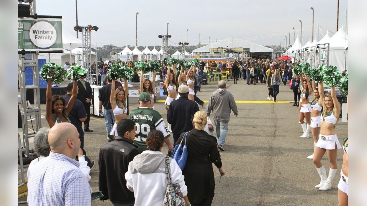 The @tailgatejoe @nycwff burger bash team rocking @nyjets Hawaiian