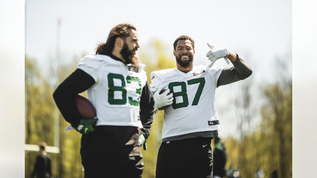 Jets' Mekhi Becton got himself C.J. Uzomah's Zach Wilson t-shirt